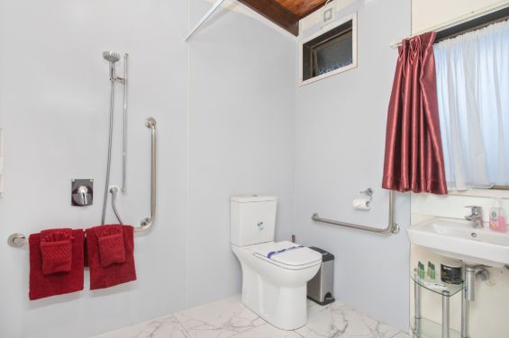 Twin Studio bathroom